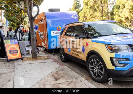 Los Angeles, Kalifornien, USA. November 2025. Im Rahmen einer Werbeaktion des Mozilla Firefox Browsers stehen Menschen in einem Coffee Truck in Westwood, Los Angeles, an dem Nutzer dazu ermutigt werden, zu Firefox zu wechseln. Auf den Schildern steht: „Dieser Lkw fährt mit Kaffee und Auswahl.“ Quelle: Stu Gray/Alamy Live News Stockfoto