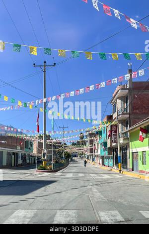 Blick auf die Stadt Huaraz, sehen Sie die Dekoration der Straßen für die Feierlichkeiten. Ancash, Peru Stockfoto