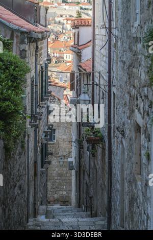 Schritte auf den schmalen, steilen Straße Passage zwischen Wohngebäude in der Altstadt von Dubrovnik, Kroatien Stockfoto