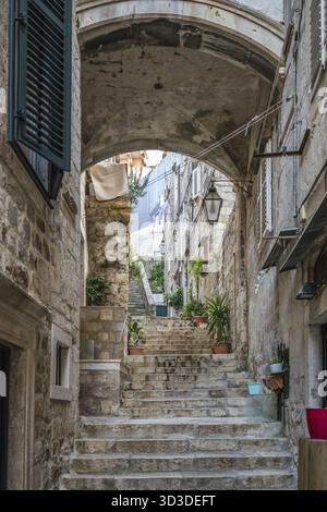 Dubrovnik, Kroatien - April 2018: Schritte auf den schmalen, steilen Straße Passage zwischen Wohngebäude in der Altstadt von Dubrovnik Stockfoto