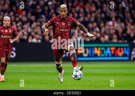 Amsterdam, Niederlande. November 2025. AMSTERDAM, NIEDERLANDE - 5. NOVEMBER: Mario Lemina von Galatasaray ALS Dribbles während des Spiels der UEFA Champions League 2025/26 Phase MD4 zwischen Ajax und Galatasaray in der Johan Cruijff Arena am 5. November 2025 in Amsterdam. (Foto: Broer van den Boom/Orange Pictures) Credit: Orange Pics BV/Alamy Live News Stockfoto