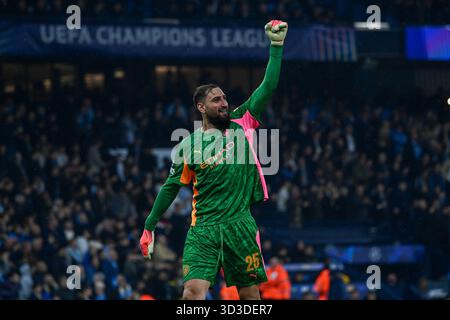 MANCHESTER, GROSSBRITANNIEN – 05. NOVEMBER: Gianluigi Donnarumma aus Manchester City feiert den dritten Treffer beim UEFA Champions League-Spiel zwischen Manchester City und Borussia Dortmund im Etihad Stadium am 4. Spieltag der UEFA Champions League Stockfoto