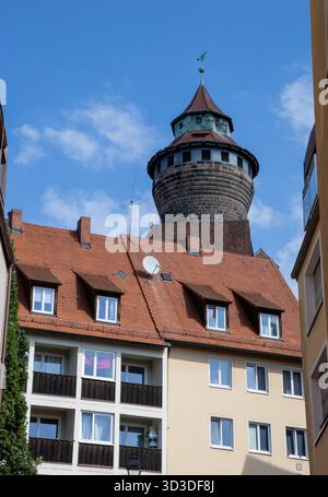 Majestätische Kaiserburg Nürnberg in Deutschland mit Schlössern aus dem 11. Jahrhundert, Königspalast, Gärten, Sinwellturm, und Panoramablick auf die Stadt Stockfoto