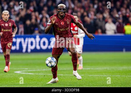Amsterdam, Niederlande. November 2025. AMSTERDAM, NIEDERLANDE - 5. NOVEMBER: Victor Osimhen von Galatasaray ALS Dribbles während des Spiels der UEFA Champions League 2025/26 Phase MD4 zwischen Ajax und Galatasaray in der Johan Cruijff Arena am 5. November 2025 in Amsterdam. (Foto: Broer van den Boom/Orange Pictures) Credit: Orange Pics BV/Alamy Live News Stockfoto
