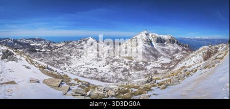 Herrlichem Bergblick Winterlandschaft Panorama wie aus dem Berg Lovcen in Nationalpark Lovcen, Montenegro gesehen Stockfoto