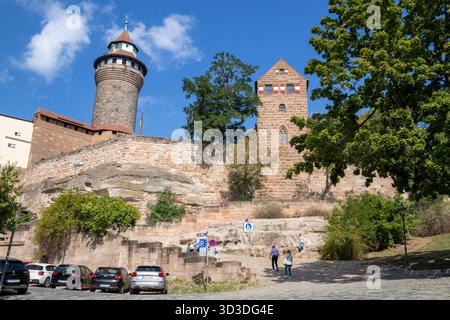 Majestätische Kaiserburg Nürnberg in Deutschland mit Schlössern aus dem 11. Jahrhundert, Königspalast, Gärten, Sinwellturm, und Panoramablick auf die Stadt Stockfoto