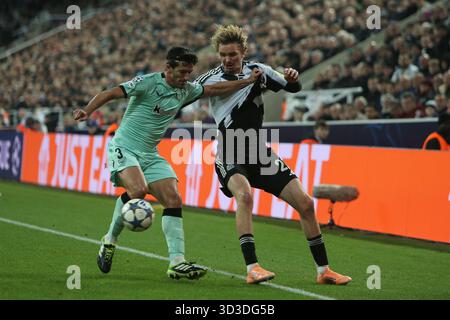 Dani Vivian von Athletic Bilbao kämpft am Mittwoch, den 5. November 2025, mit Nick Woltemade von Newcastle United während des UEFA Champions League Stage Spiels zwischen Newcastle United und Atletico Club de Bilbao im St. James's Park in Newcastle. (Foto: Michael Driver | MI News) Credit: MI News & Sport /Alamy Live News Stockfoto