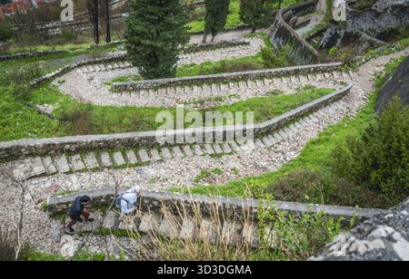 Kotor, Montenegro - April 2018: Zwei Touristen bewundern die Aussicht von der steinigen Trail und Schritte zur Festung oberhalb der Stadt Kotor Kotor Stockfoto