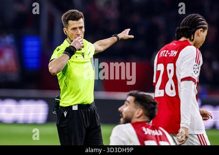 Amsterdam, Niederlande. November 2025. AMSTERDAM, NIEDERLANDE - 5. NOVEMBER: Schiedsrichter Benoit Bastien sieht beim Spiel der UEFA Champions League 2025/26 Phase MD4 zwischen Ajax und Galatasaray in der Johan Cruijff Arena am 5. November 2025 in Amsterdam, Niederlande. (Foto: Broer van den Boom/Orange Pictures) Credit: Orange Pics BV/Alamy Live News Stockfoto