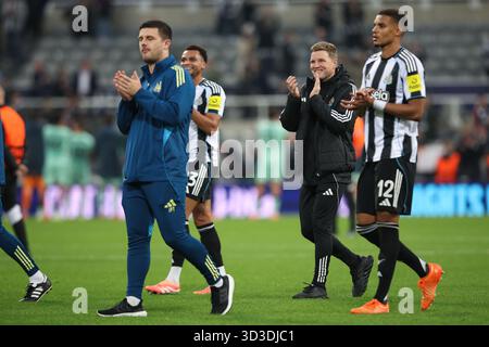 NEWCASTLE, Großbritannien – 5. November 2025: Newcastle United-Manager Eddie Howe applaudiert den Fans nach dem Spiel der UEFA Champions League zwischen Newcastle United FC und Athletic Club im St. James’ Park (Credit: Craig Mercer/ Alamy Live News) Stockfoto