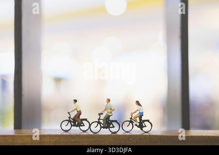 Miniatur-Leute : Reisende mit Fahrrad auf Holzbrücke Stockfoto