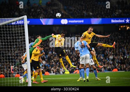 MANCHESTER, GROSSBRITANNIEN – 05. NOVEMBER: Gianluigi Donnarumma aus Manchester City schlägt den Ball vor Carney Chukwuemeka aus Borussia Dortmund während des UEFA Champions League-Spiels zwischen Manchester City und Borussia Dortmund in Etihad Stadi Stockfoto