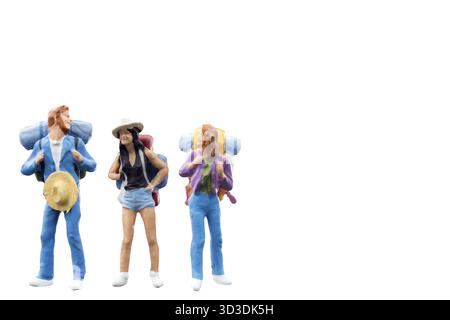 Miniatur-Backpacker, Touristen isoliert auf weißem Hintergrund mit Schneideweg Stockfoto