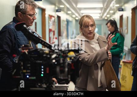 ERSCHEINUNGSDATUM: 24. Dezember 2025 TITEL: Goodbye June STUDIO: Netflix REGISSEUR: Kate Winslet PLOT: Folgt einer Gruppe von geschwisterlichen Bruchstücken, die unter plötzlichen und schwierigen Umständen zusammenkommen müssen. Die HAUPTROLLE: KATE WINSLET, die am Set Regie führt. NUR REDAKTIONELLE VERWENDUNG! Nicht für kommerzielle ZWECKE! Stockfoto