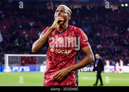 Amsterdam, Niederlande. November 2025. AMSTERDAM, NIEDERLANDE - 5. NOVEMBER: Victor Osimhen von Galatasaray dankt den Fans beim Spiel der UEFA Champions League 2025/26 Phase MD4 zwischen Ajax und Galatasaray in der Johan Cruijff Arena am 5. November 2025 in Amsterdam. (Foto: Broer van den Boom/Orange Pictures) Credit: Orange Pics BV/Alamy Live News Stockfoto