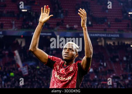 Amsterdam, Niederlande. November 2025. AMSTERDAM, NIEDERLANDE - 5. NOVEMBER: Victor Osimhen von Galatasaray dankt den Fans beim Spiel der UEFA Champions League 2025/26 Phase MD4 zwischen Ajax und Galatasaray in der Johan Cruijff Arena am 5. November 2025 in Amsterdam. (Foto: Broer van den Boom/Orange Pictures) Credit: Orange Pics BV/Alamy Live News Stockfoto