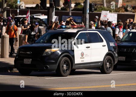 Los Angeles, Kalifornien, USA - 18. Oktober 2025: Kreuzer des Los Angeles Police Department neben Demonstranten während des No Kings Day Protest. Stockfoto