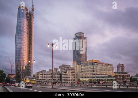 London, England - 26. Juli 2017 : die Gebäude des Boomerang Skyscaper, Oxo und South Bank Towers von der Blackfriars Bridge aus gesehen Stockfoto