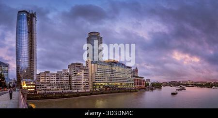 London, England - 26. Juli 2017 : die Gebäude des Boomerang Skyscaper, Oxo und South Bank Towers von der Blackfrairs Bridge aus gesehen Stockfoto