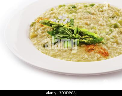 Essen, Risotto-Gericht mit Spargel isoliert auf weißer Ebene Stockfoto