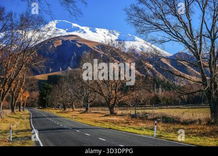 Straße durch die wunderschöne Bergwelt auf dem Weg zum Mt. Cook in Neuseeland Stockfoto