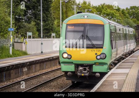 London, England - April 2017: London Overground Train in London, Großbritannien Stockfoto