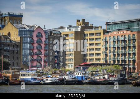 London, England - 25. März 2017: Binnenschiffe und Boote an der Themse, London, Vereinigtes Königreich Stockfoto