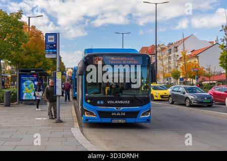 Der Bus der Linie 22 MAN Lion’s City wartet an der Endhaltestelle Széll Kálmán Square, bevor er nach Budakeszi fährt. Stockfoto
