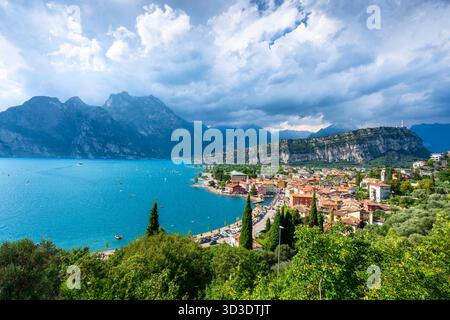 Blick auf Torbole sul Garda und das Wasser des Gardasees, umgeben von Bergen. Trentino, Italien Stockfoto