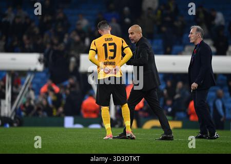 MANCHESTER, GROSSBRITANNIEN – 05. NOVEMBER: Pascal Groß von Borussia Dortmund unterhält sich mit dem Trainer der Opposition von Manchester City PEP Guardiola während des UEFA Champions League-Spiels zwischen Manchester City und Borussia Dortmund im Etihad Stadium Stockfoto