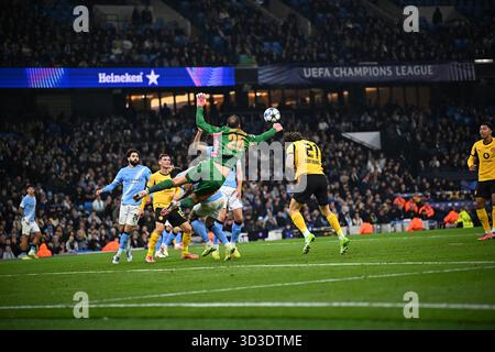 MANCHESTER, GROSSBRITANNIEN – 05. NOVEMBER: Gianluigi Donnarumma aus Manchester City schlägt im Etihad Stadiu den Ball vor dem bevorstehenden Fábio Silva aus Borussia Dortmund Stockfoto