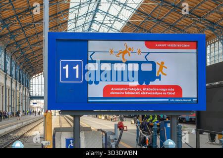 Sicherheitswarntafel am Bahnhof Budapest Nyugati, die die Passagiere vor dem tödlichen Risiko des Besteigens von Zugdächern oder elektrischen Geräten warnt. Stockfoto