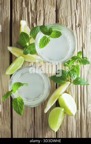Zwei Gläser Eistee auf hölzernem Hintergrund Stockfoto