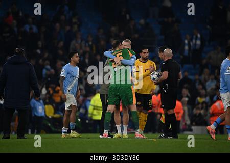 MANCHESTER, GROSSBRITANNIEN – 05. NOVEMBER: Gianluigi Donnarumma aus Manchester City und Teamkollege Erling Haaland feiern am 4. Spieltag der UEFA Champions League im Etihad Stadium den Abschluss des Spiels zwischen Manchester City und Borussia Dortmund Stockfoto