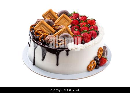 Schimmerndes Schokoladendessert garniert mit bunten Reifen Beeren, elegante Portion mit Schokoladenkuchen mit Hochglanz-Beeren und Stockfoto