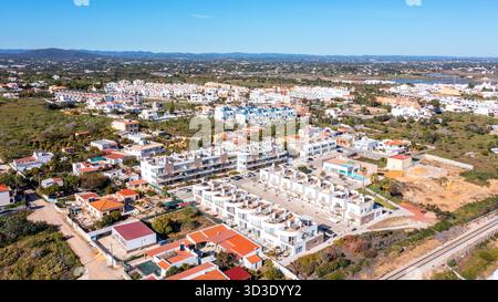 Aerial, Fuzeta, Portugal, Condominio stilvolle Apartments mit Meerblick, moderne Apartments mit sonnendurchfluteten Balkonen mit Blick auf das Meer, moderne Wohnungen Stockfoto
