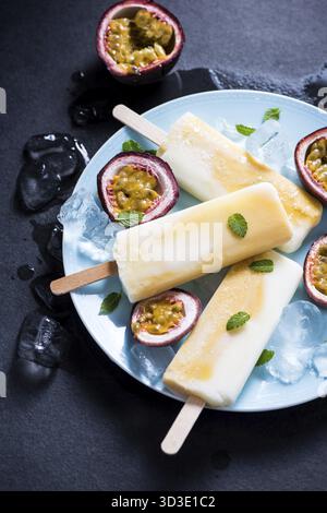 Gesund und erfrischend, hausgemachte Passionsfrucht und Joghurtpopsicle Stockfoto