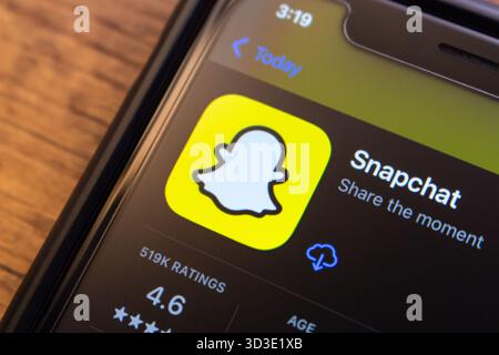 Mexiko-Stadt, MEXIKO - 21. September 2025 : Nahaufnahme eines Smartphones, das die Download-Seite der Snapchat-App im App Store anzeigt. Stockfoto