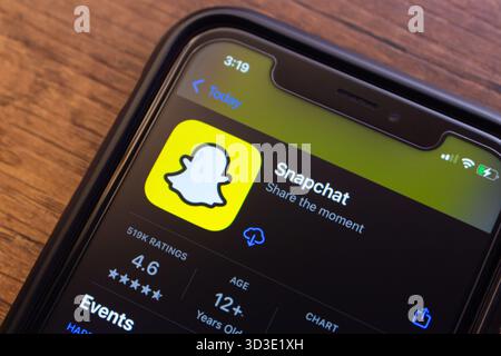 Mexiko-Stadt, MEXIKO - 21. September 2025 : Smartphone-Bildschirm mit Snapchat App Store-Eintrag mit Logo. Stockfoto