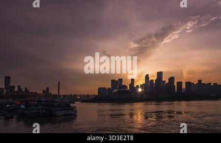 Chongqing, China - August 2019 : Blick auf die hohen Hochhäuser in der Stadt Chongqing in der Abenddämmerung Stockfoto