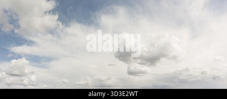 Landschaftlich schöner Himmel im Hintergrund. Wunderschöner Panoramahintergrund der Atmosphäre. Weitwinkelbild für Konstruktionsarbeiten Stockfoto