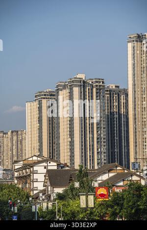 Chongqing, China - August 2019 : Hochhäuser in den Hügeln der Stadt Chongqing Stockfoto