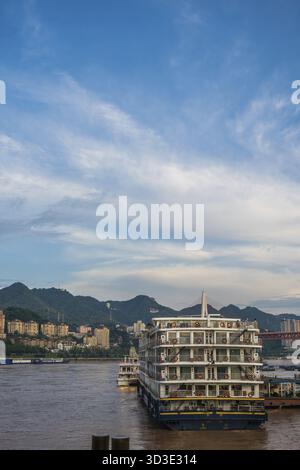 Chongqing, China - August 2019: Rückseite des luxuriösen Kreuzfahrtschiffs, das im Hafen am Ufer des Jangtsekiang in der Stadt Chongqing angedockt ist Stockfoto