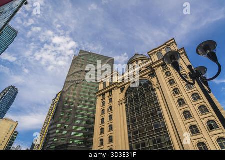 Chongqing, China - August 2019 : Gewerbe- und Geschäftsgebäude im Jiefangbei-Viertel in der Innenstadt von Chongqing Stockfoto