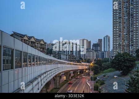 Chongqing, China - August 2019 : Blick auf den Zug über- und unterirdisch am Stadtrand von Chongqing Stockfoto