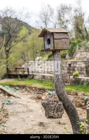 Kleine Holz- Bird Feeder auf einem Bauernhof in Montenegro Stockfoto