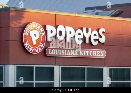 Calgary, Alberta, Kanada. Januar 2025. Popeyes Louisiana Kitchen, Inc., eine multinationale amerikanische Kette von Restaurants mit frittiertem Huhn Stockfoto