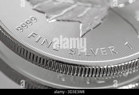 Makro Nahaufnahme eines 999% Silber kanadische Maple Leaf Gold Münze Stockfoto