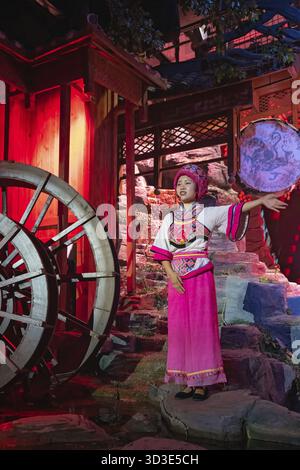 Shannon Stream Minderheitendorf, China - August 2019: Frau in traditioneller Tracht singen während der Stamm der Drei Schluchten folk zeigen gekleidet, in Stockfoto