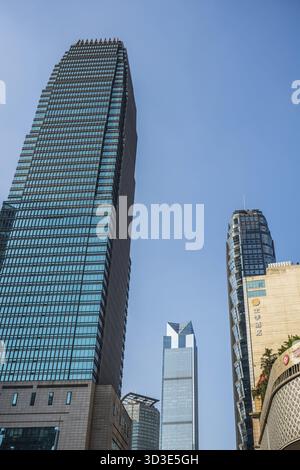 Chongqing, China - August 2019 : Moderne Geschäfts- und Geschäftsgebäude im Jiefangbei-Viertel in der Innenstadt von Chongqing Stockfoto